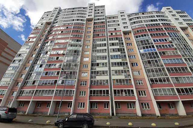 На Уралмаше неизвестные обстреляли многоэтажку