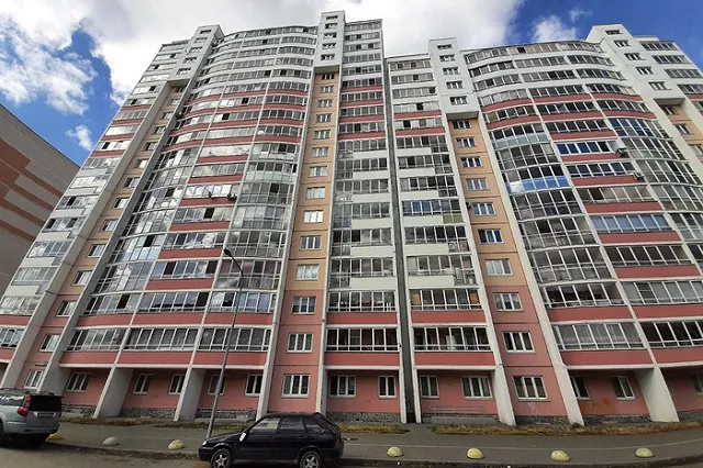 На Уралмаше неизвестные обстреляли многоэтажку