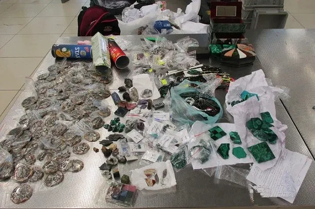 У гражданки Израиля в Кольцово изъяли рюкзак с 15 килограммами уральских камней