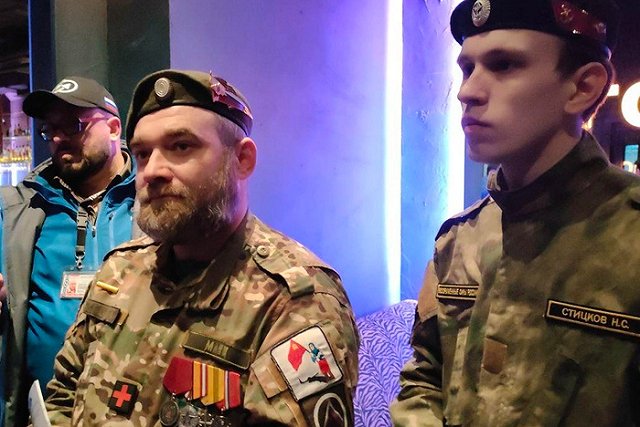 «Принуждение к патриотизму»: в центре Екатеринбурга посетителям бара раздали билеты на службу по контракту