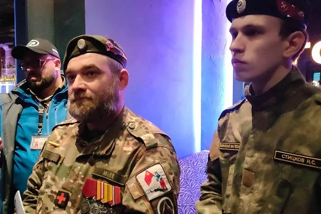 «Принуждение к патриотизму»: в центре Екатеринбурга посетителям бара раздали билеты на службу по контракту