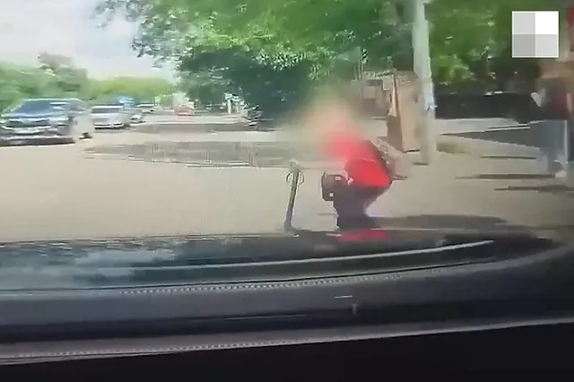 В Екатеринбурге водитель сбил маленького самокатчика, внезапно выехавшего на «зебру»