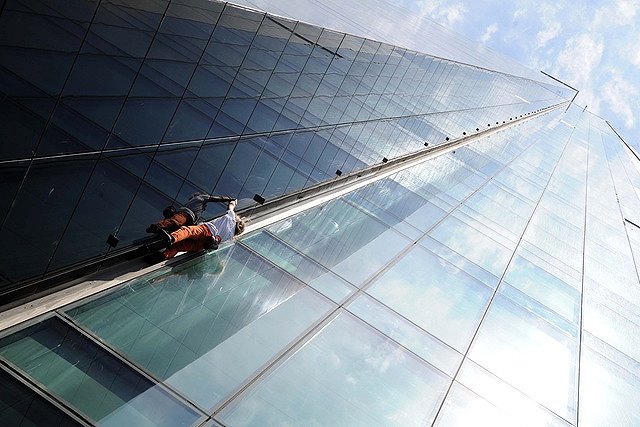 Французский Человек-паук начал покорение екатеринбургского небоскреба