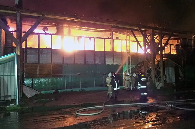 Рядом с хлебокомбинатом СМАК полыхало заброшенное здание