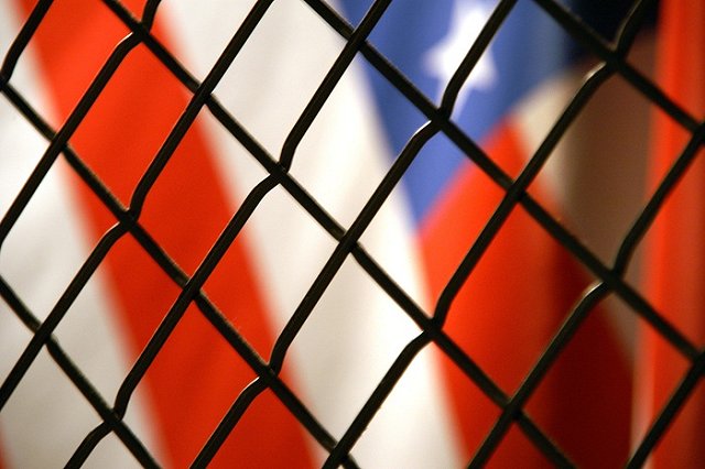 Задержанный при пересечении границы США россиянин умер в камере