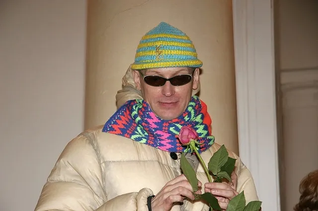 Акционист и провокатор Андрей Бартенев станет ведущим «Модного приговора»