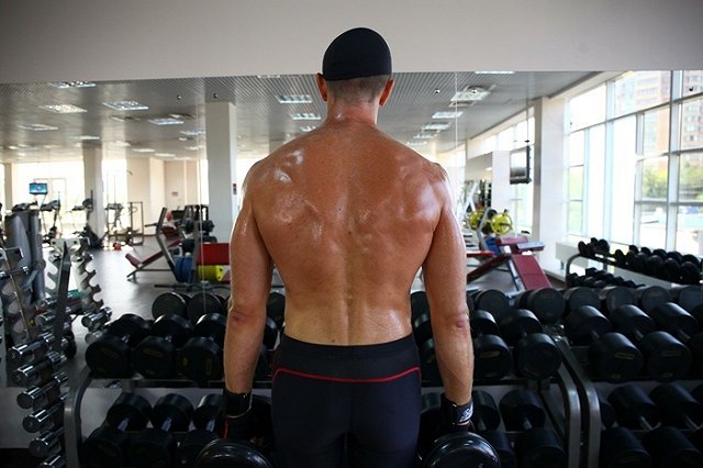 Екатеринбуржцы жалуются на вызывающую рекламу фитнеса возле музыкальной школы