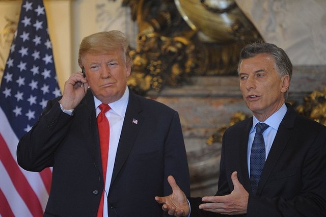 Трамп разочаровался в переводе и выкинул приемник