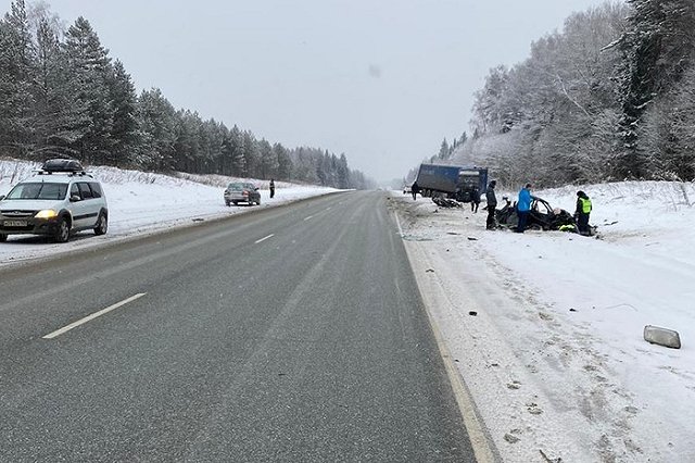 На трассе Пермь — Екатеринбург в лобовом ДТП с фурой погиб человек