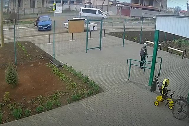 Ребёнок за рулём Mitsubishi сбил пенсионера на велосипеде