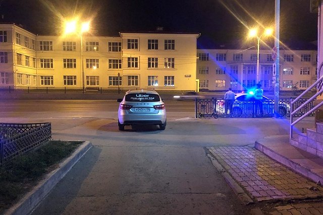 В Екатеринбурге девушку, врезавшуюся в такси на электросамокате, оштрафовали за управление без прав