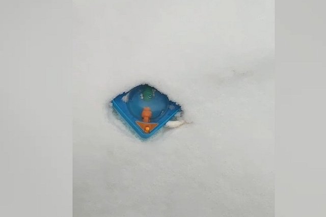 Под Екатеринбургом неизвестные разбили машины детскими игрушками