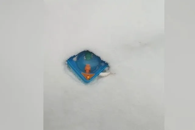 Под Екатеринбургом неизвестные разбили машины детскими игрушками