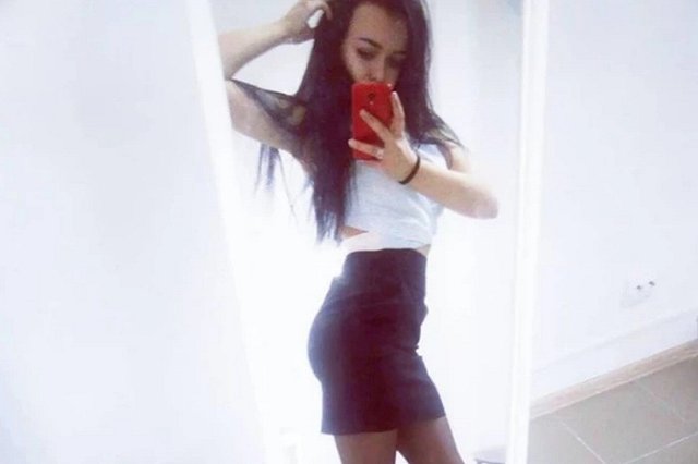 В Екатеринбурге молодая девушка разбилась насмерть при мойке окон дома