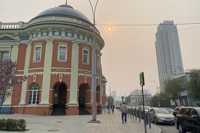 В праздничный день к общественной бане Екатеринбурга выстроилась огромная очередь