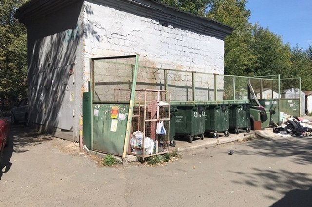 На Урале женщина кормила ребенка из мусорки