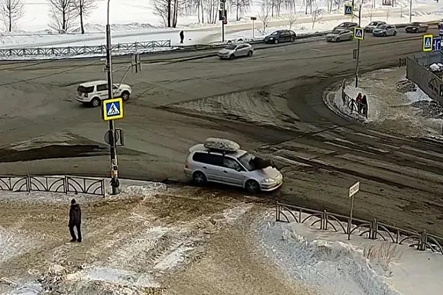 Под Екатеринбургом девушка на иномарке сбила мужчину на «зебре» и протащила его на капоте