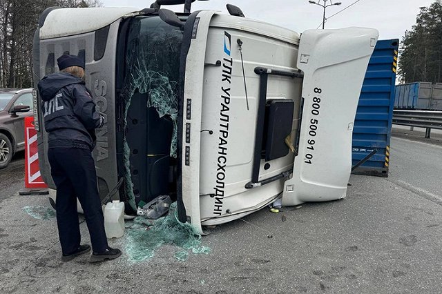 Пермский тракт встал в огромную пробку из-за перевернувшейся фуры