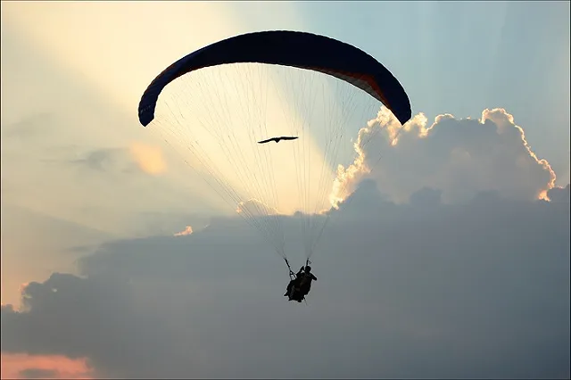 В Непале россиянин на параплане врезался в бетонную стену