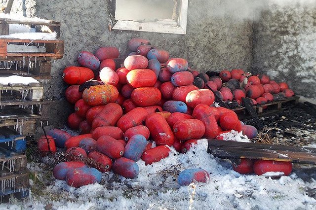 Цех по заправке газовых баллонов загорелся сегодня на Широкой речке