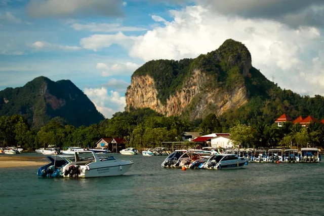 Двое российских туристов попали под катер в Таиланде