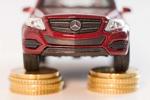 В Екатеринбурге воры сняли колеса с автомобиля с правительственными номерами