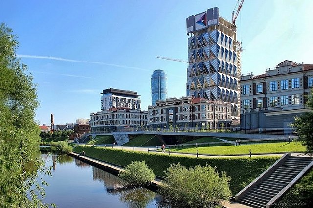 Рваная рана в 9 см: екатеринбурженка поскользнулась на гранитной набережной Исети и разбила голову