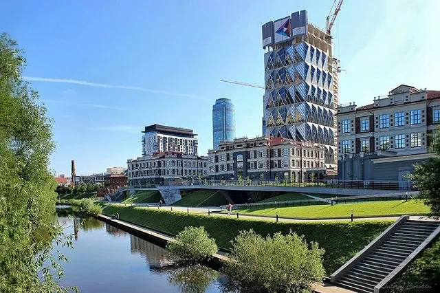 Рваная рана в 9 см: екатеринбурженка поскользнулась на гранитной набережной Исети и разбила голову