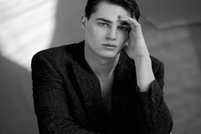 Житель свердловского поселка бросил завод и стал моделью Versace