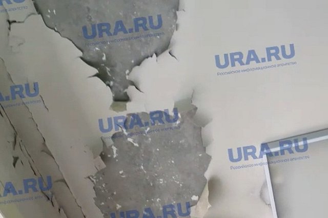 «Падает штукатурка»: пациентка екатеринбургской больницы пожаловалась на ужасные условия в палате