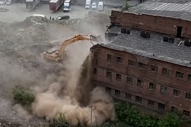 На проспекте Космонавтов сносят промзону