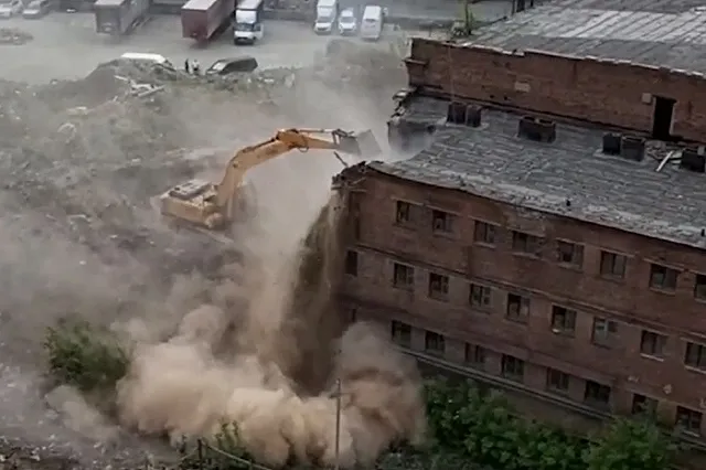 На проспекте Космонавтов сносят промзону