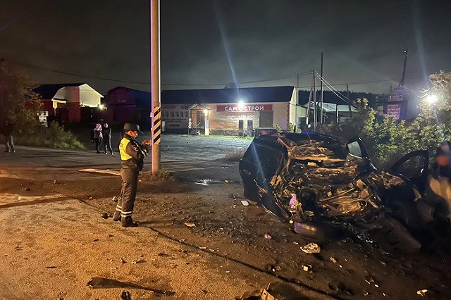 Под Екатеринбургом водитель легковушки погиб, врезавшись в фуру на встречке