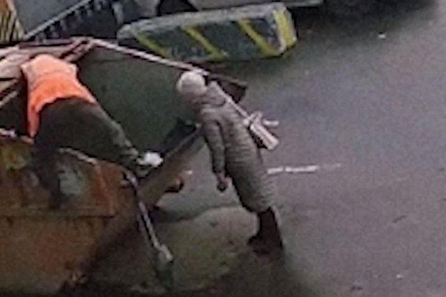 Екатеринбурженка выбросила в мусорку живого щенка