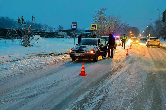В Полевском 21-летний водитель «Нексии» не пропустил на переходе 16-летнюю девушку