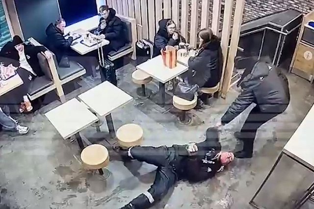 В «Ростиксе» охранник выкинул клиента с лестницы, а тот через два дня умер