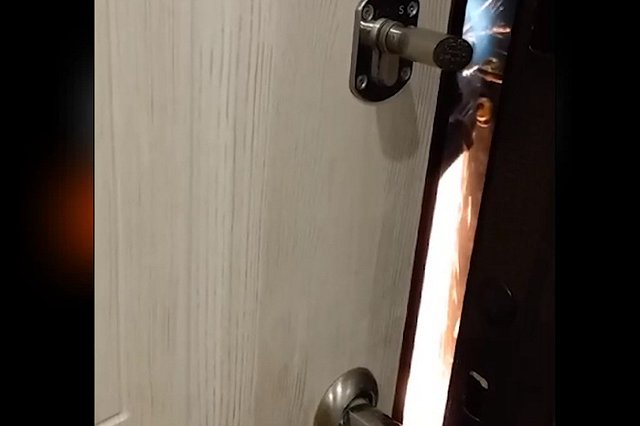 В Екатеринбурге нашли тело женщины в захламленной квартире. Рядом с ней была дочь-инвалид