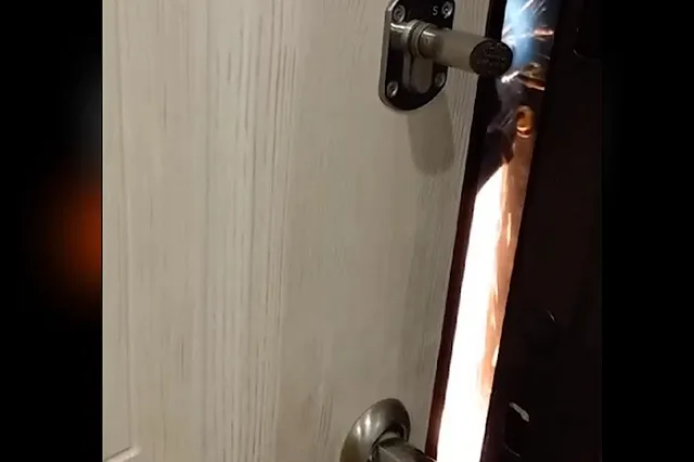 В Екатеринбурге нашли тело женщины в захламленной квартире. Рядом с ней была дочь-инвалид