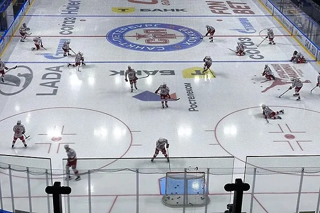 Незадолго до смерти умерший после матча хоккеист сильно ударился о бортик (ВИДЕО)