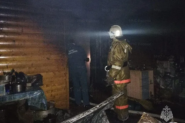 Двухквартирный жилой дом сгорел на ВИЗе в пятницу вечером