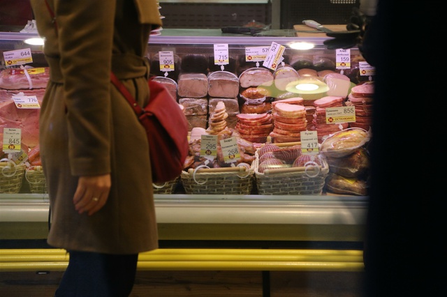 Продавцы магазина в Петербурге заперли покупательницу в морозильной камере