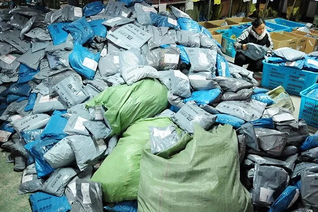 Ритейлеры предложили вскрывать посылки из зарубежных магазинов