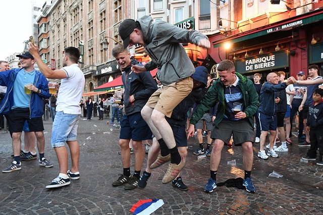 Британские фанаты провоцировали россиян в Лилле надругательствами над триколором