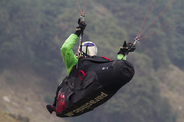 Парапланерист выжил после падения с 400-метровой высоты в Ленинградской области