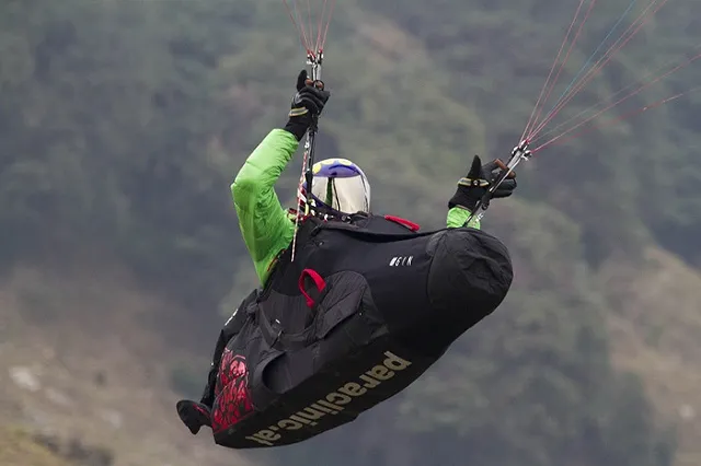 Парапланерист выжил после падения с 400-метровой высоты в Ленинградской области