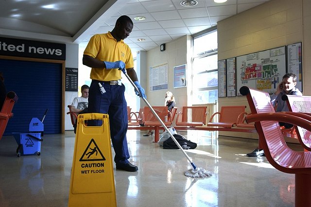 Перед собеседованием на вакансию администратора девушке предложили помыть полы