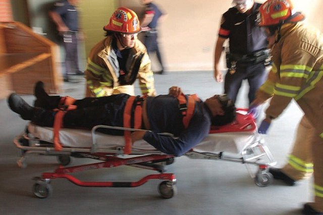 Больше ста человек пострадали во время схода поезда в Бруклине