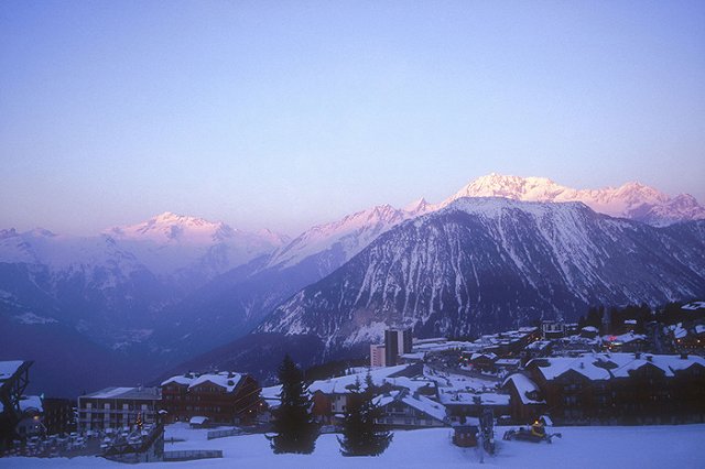Частный самолет из Куршевеля привез в Москву дочь миллиардера с коронавирусом