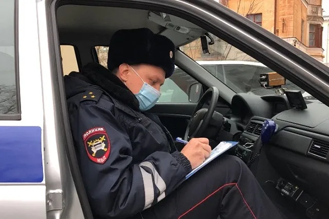 Сотрудники ГИБДД поймали екатеринбургского водителя «Газели», катавшего молодёжь на крыше машины