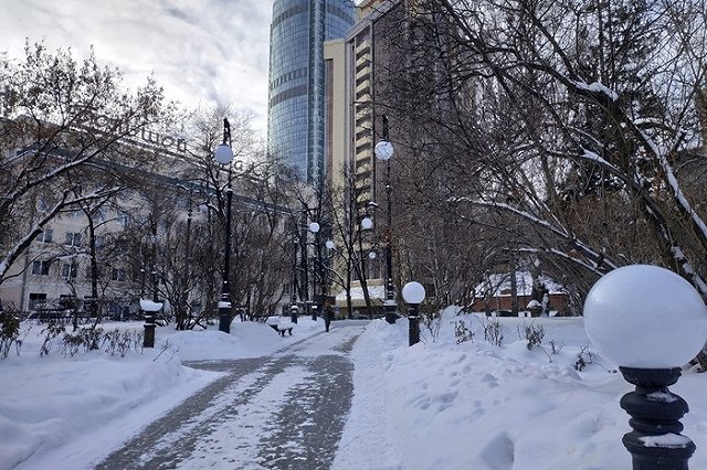 В сквере за Оперным в Екатеринбурге появились антивандальные фонари